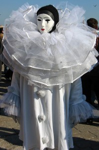 Clown blanc avec le masque lunaire du Pierrot