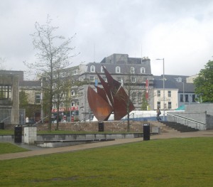 La grande place d'EYRE SQUARE avec au centre, une sculpture représentant les vieux voiliers qui ont eu l'habitude d'être dans la Baie de Galway