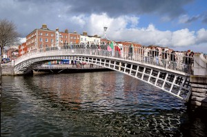 Le pont HA'PENNY BRIDGE https://www.flickr.com/photos/jimkbarton/8643618826/sizes/m/in/photolist-31g1q-9aCzKA-49zuuF-bMX3KR-31g22-dSFBCV-aeXCbh-dgMZ4X-kSJdCU-eaNNJN-56fF1P-bJqTup-aCQpeN-9AnCAr-dFQd7d-9qEWLK-enznn2-mzaqis-49mgsj-a56J68-mQdWuc-kGXH7H-ndnCSY-dStbEr-dAaJ85-dgSKoF-7e7CgH-dunEWi-dTqK7w-dUcjNy-97e16U-9h9ku2-4oKD38-9kyFhm-bDzndT-c2nZtG-neRjYG-dnyvjQ-de7Nqp-fx3HPw-g28GP-baN7gV-dc5jus-dCHwYd-82t7ho-gerTZM-4ALs2S-dxY68D-hqD3Ba-2Tiz1/