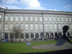 L'université TRINITY COLLEGE avec sa sculpture, Le Cactus Provisoire (par Alexander Calder)