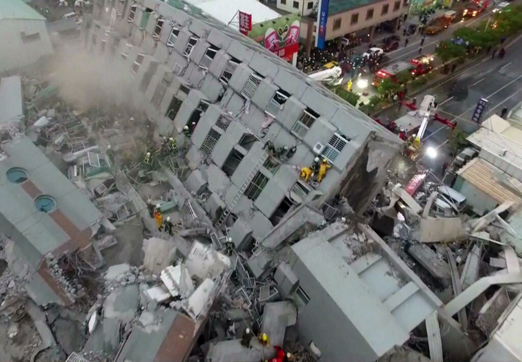 Image d'un immeuble effondré suite à un séisme de magnitude 6.4 au sud de Taiwan.