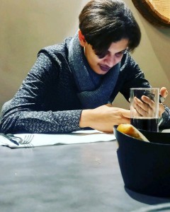 "Il y a des instants où l'esprit, fasciné par la fragilité du présent, conscient de l'improbabilité du futur, se réfugie dans la contemplation sereine d'un fragment de bonheur jeté à l'improviste par la destinée."