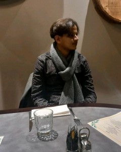 "On dit que les souvenirs sont des choses qui font mal, des choses qui nous rappellent la laideur du présent lorsqu'on se rappelle du bonheur qu'on ne conjugue maintenant qu'au passé. Mais c'est faux. Les souvenirs, ça peut survenir n'importe quand, ça peut même nous faire sourire alors que l'on n'a pas du tout la tête à ça, bien que ça puisse aussi nous faire pleurer dans un moment de joie. Un souvenir peut changer totalement la vision qu'on a du présent, et peut-être même du futur, un souvenir peut changer une vie de façon radicale. Quand on vit un moment marquant, on pense qu'une fois fini, on l'oubliera, on s'en débarrassera. Mais ce n'est pas aussi simple que ça : nos souvenirs, peu importe où l'on va, nous collent à la peau, et nous hantent souvent au moment où l'on s'y attend le moins..."