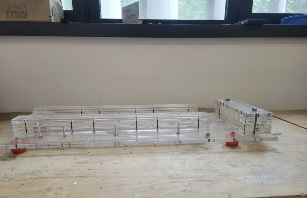 Découpe laser du châssis en Plexiglas au FabLab