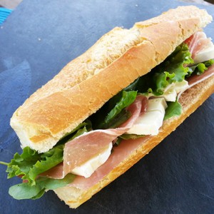 sandwich-au-jambon-de-pays-et-pointe-de-brie-coeur-de-lion-414x414